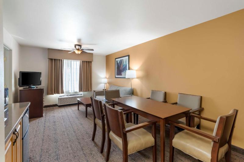 Deluxe King Suite - Non-Smoking image 3