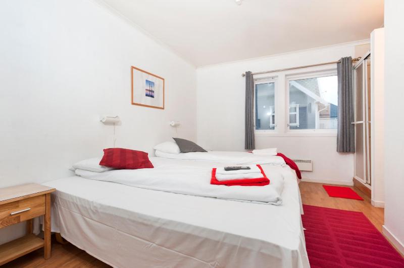 Twin Room with Shared Toilet image 3