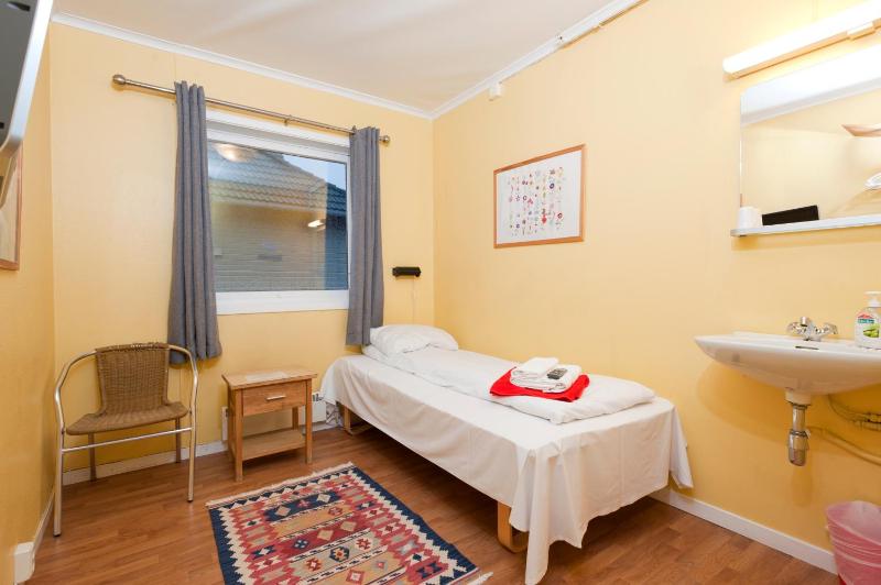 Single Room with Shared Toilet image 2