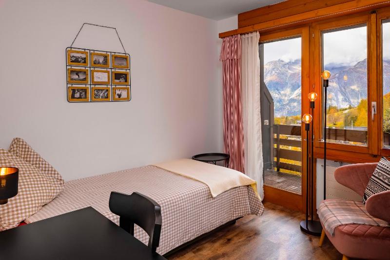 Comfort Single Room with Balcony and Mountain View image 3
