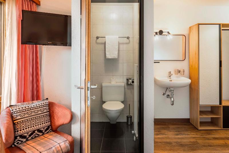 Comfort Single Room with Balcony and Mountain View image 4