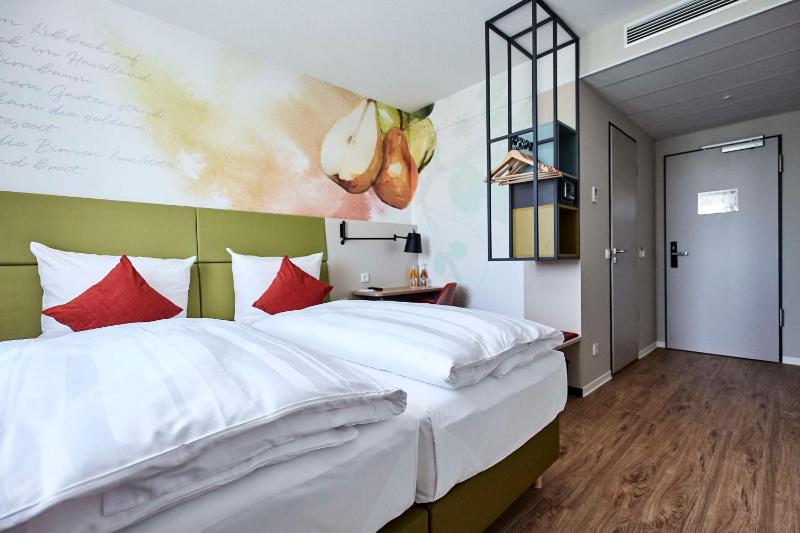 Classic Twin Room image 1