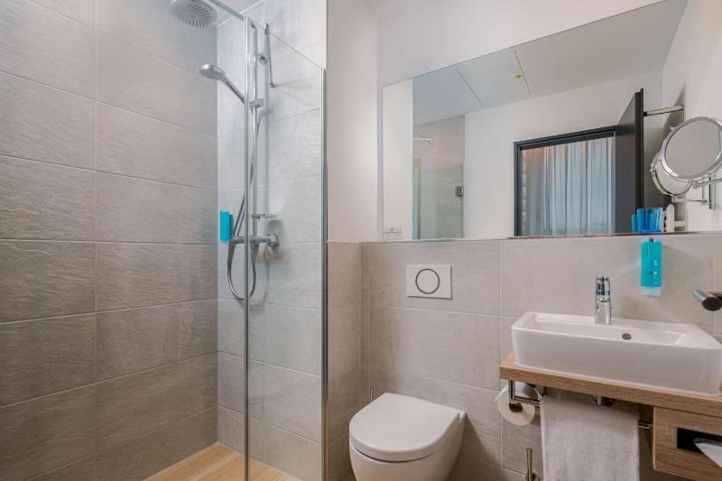 Business Double Room with Walk-In Shower and Balcony image 4
