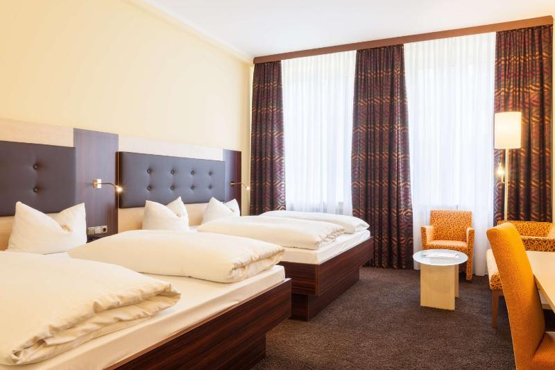 Standard Double Room image 3