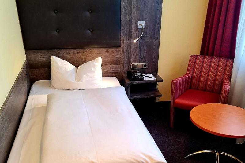 Standard Single Room image 3