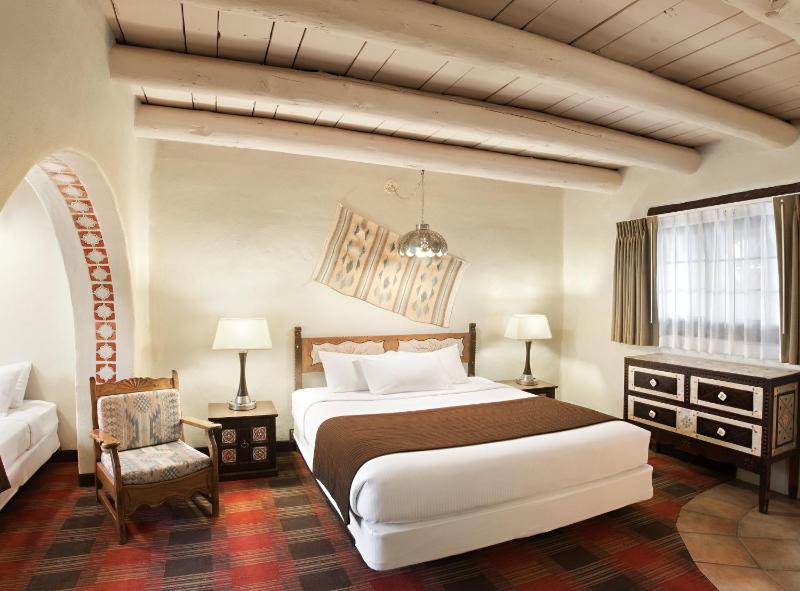 Queen Room with Two Queen Beds image 1
