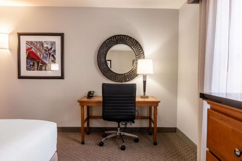 Deluxe Queen Room with Two Queen Beds image 3