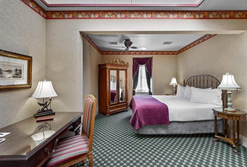 Superior King Suite image 4