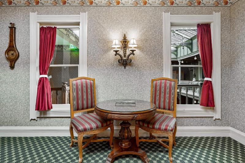 Superior King Suite image 3