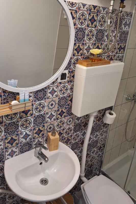 Double Room with Balcony and Sea View image 3