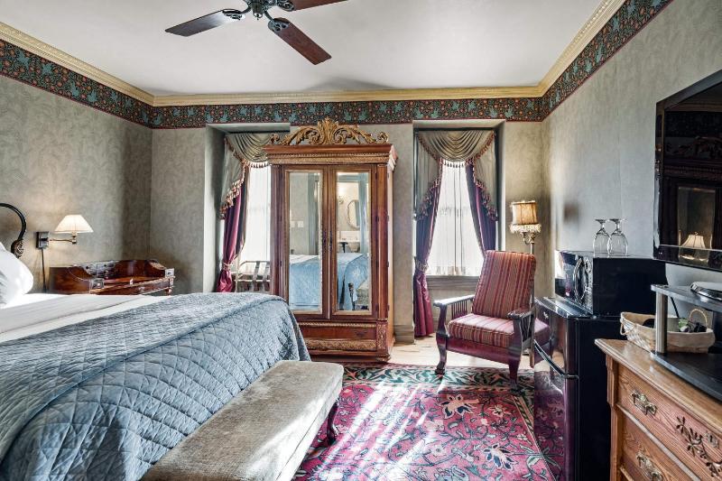 Queen Deluxe Room image 3