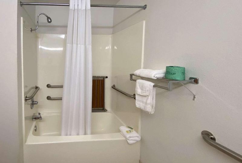Queen Room - Disability Access - Non-Smoking image 2
