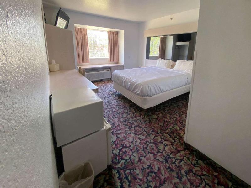 Queen Room - Non-Smoking image 3