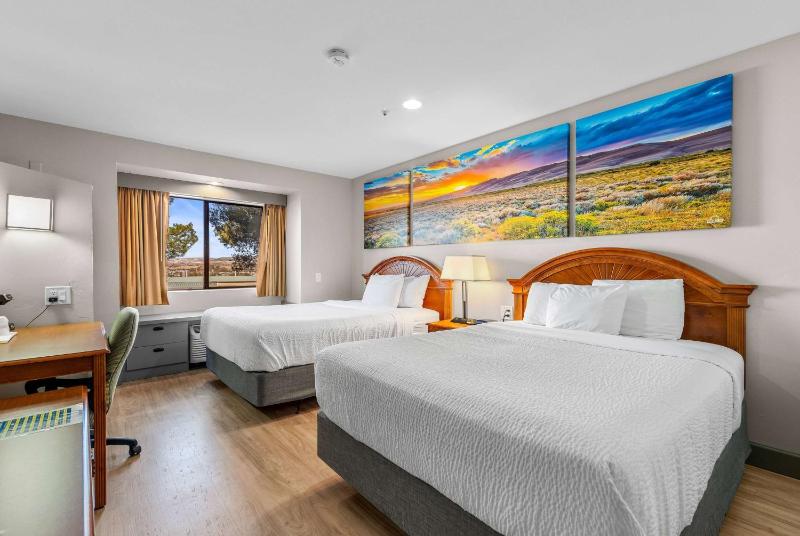 Queen Room with Two Queen Beds - Non-Smoking image 2