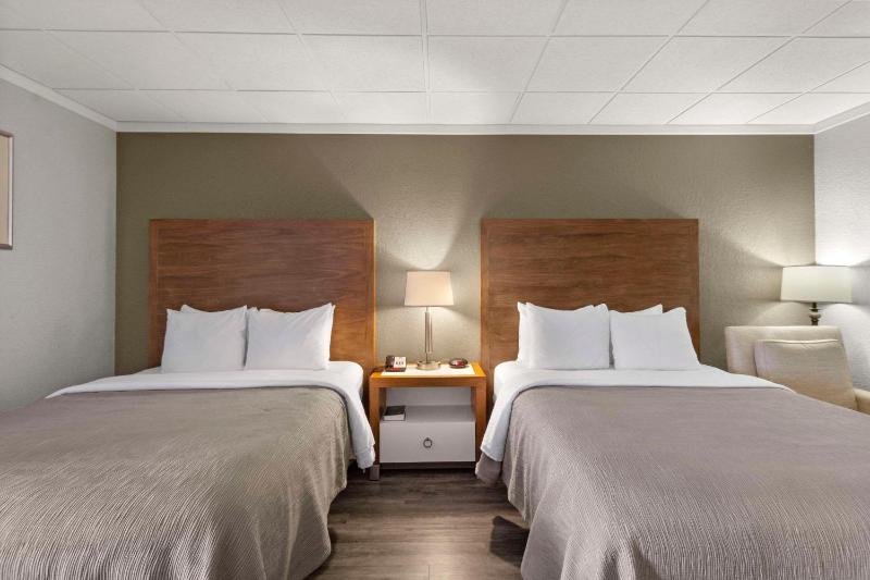 Standard Queen Room with Two Queen Beds - Non-Smoking image 3