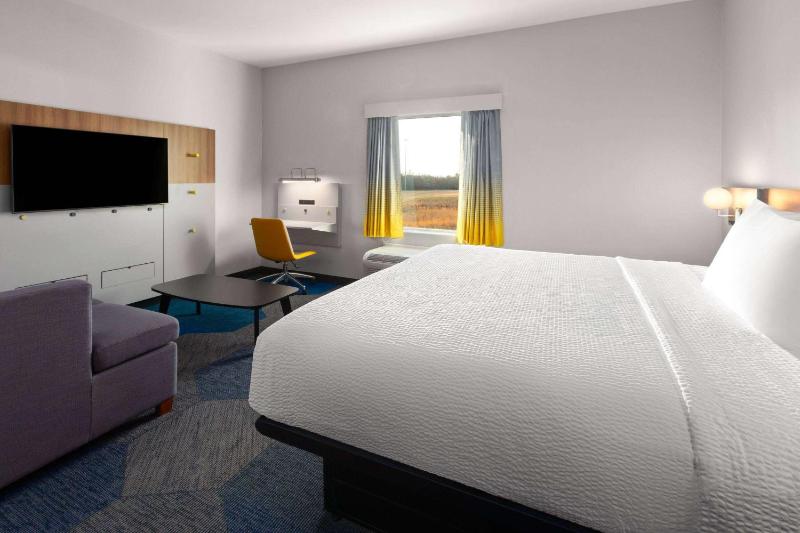King Suite with Tub and Kitchenette - Mobility Accessible/Non-Smoking image 1