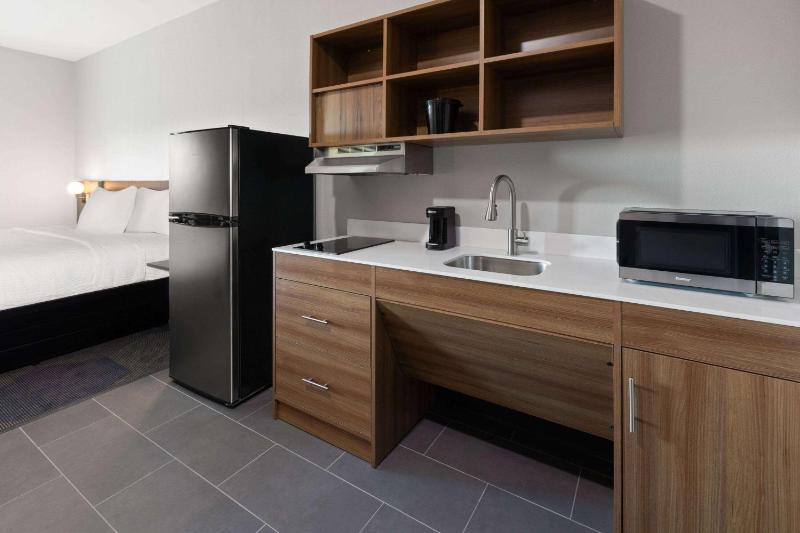 King Suite with Tub and Kitchenette - Mobility Accessible/Non-Smoking image 4