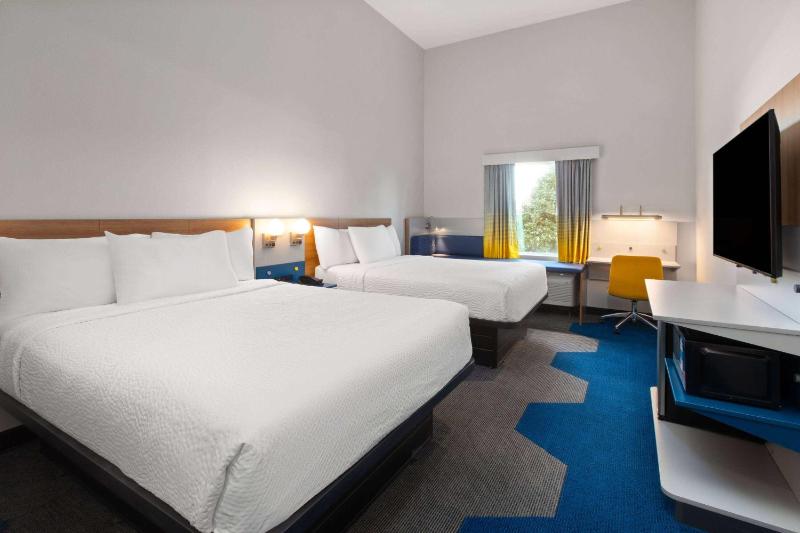 King Room with Roll-in Shower - Mobility Access/Non-Smoking image 1