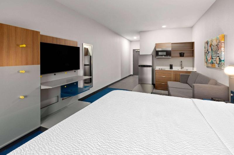 King Suite with Kitchenette - Non-Smoking image 4