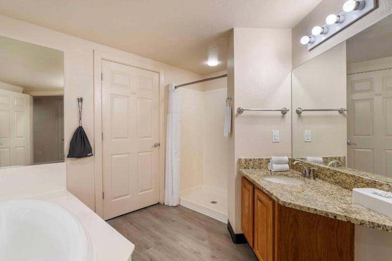 1 BEDROOM 1 KING SUITE PLUS WITH SOFABED image 4