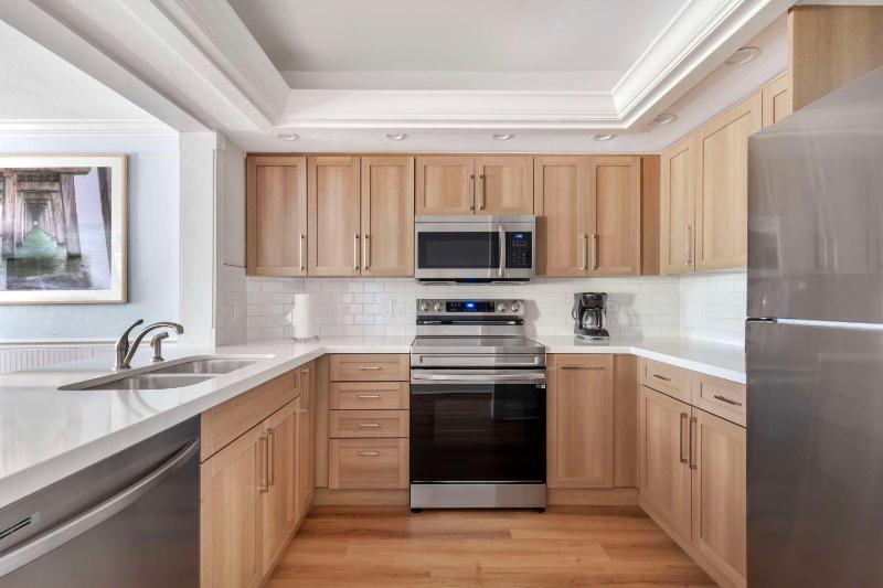 Two-Bedroom Suite with One King Bed and Two Twin Beds - Tub - Hearing Accessible image 3