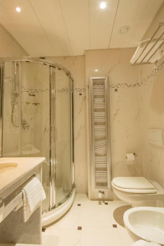 Twin Room image 3