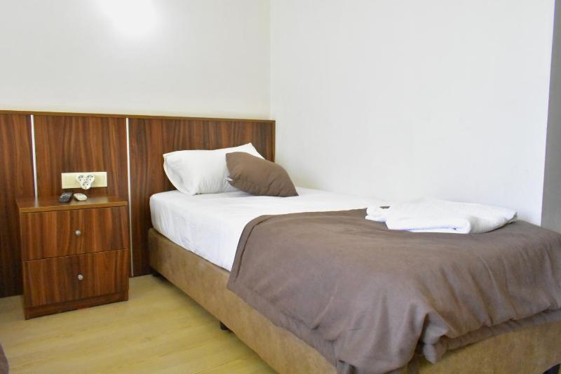 Triple Room with Pool View image 3