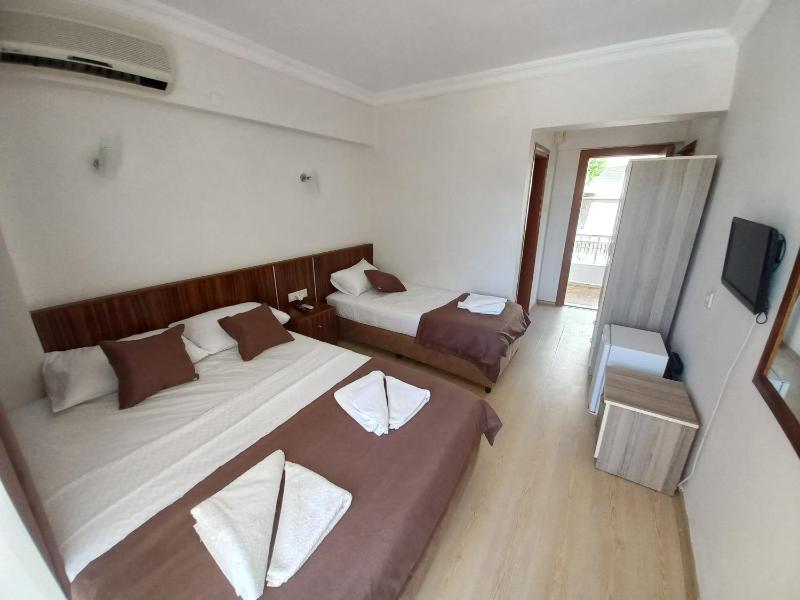 Triple Room with Pool View image 1