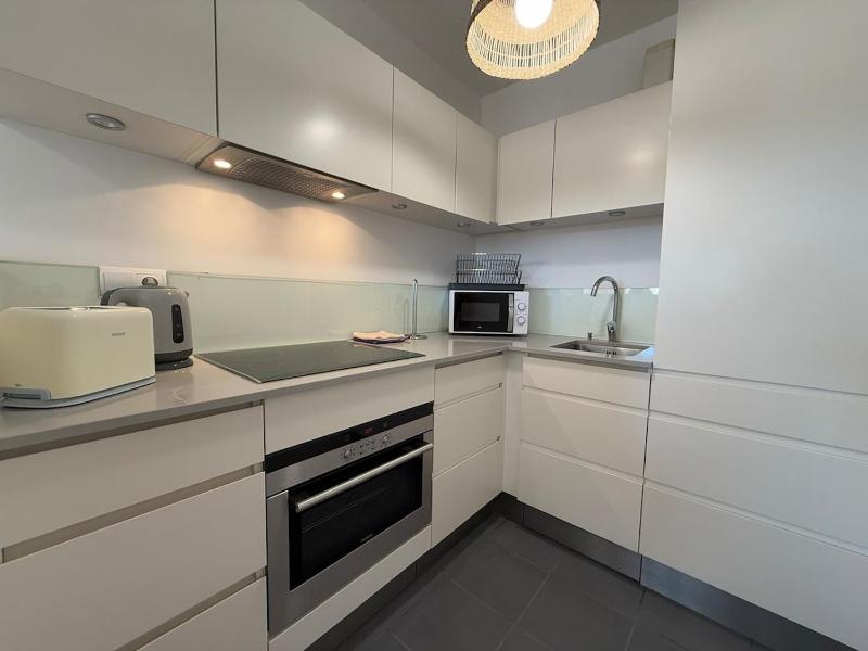Sunny & modern beach apartment - image 13