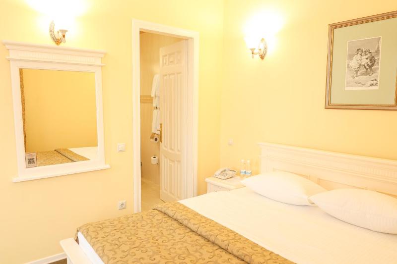Double Room with Balcony image 4