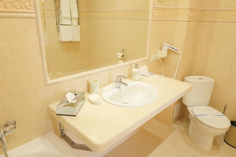 Suite with Panoramic Views image 4