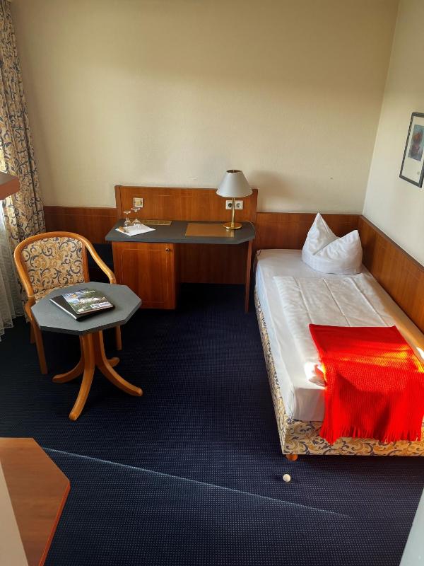 Single Room image 3
