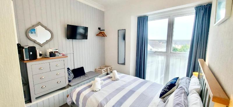 Small Double Room image 4