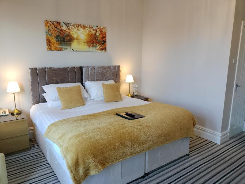 Twin Room with Private Bathroom image 4