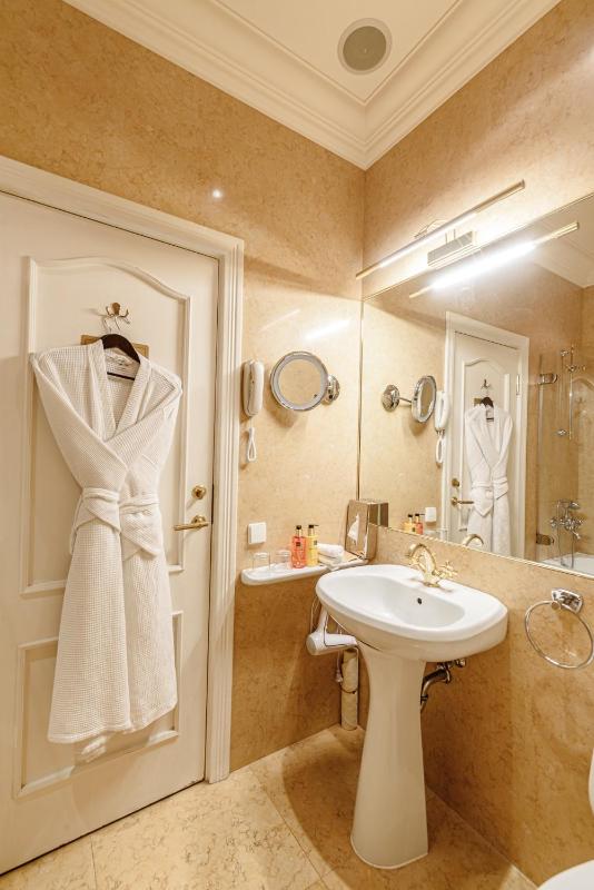 Classic Double or Twin Room with Spa Access image 3