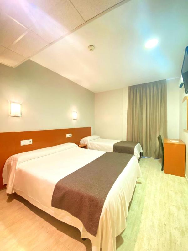 Twin Room image 4