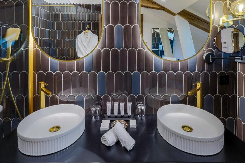 Deluxe Double or Twin Room image 2