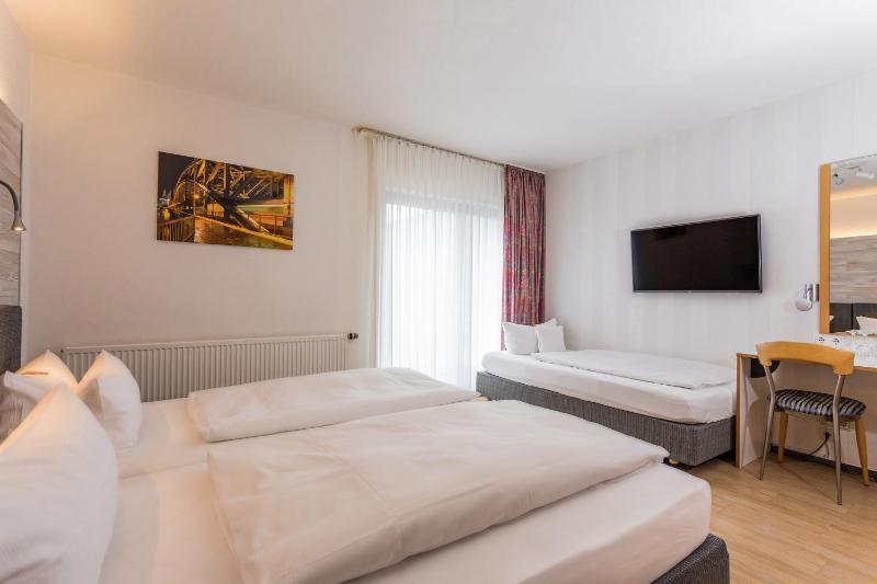 Triple Room with Balcony image 1