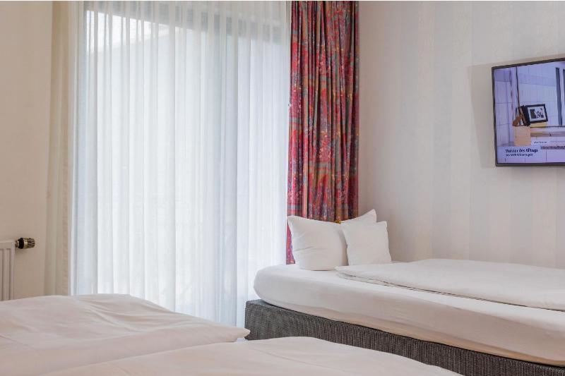 Triple Room with Balcony image 3