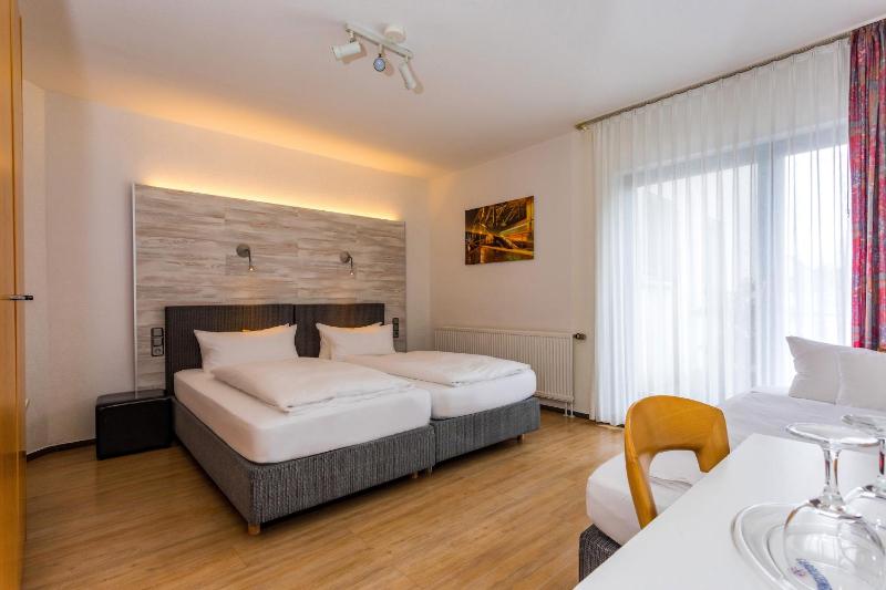 Triple Room with Balcony image 4