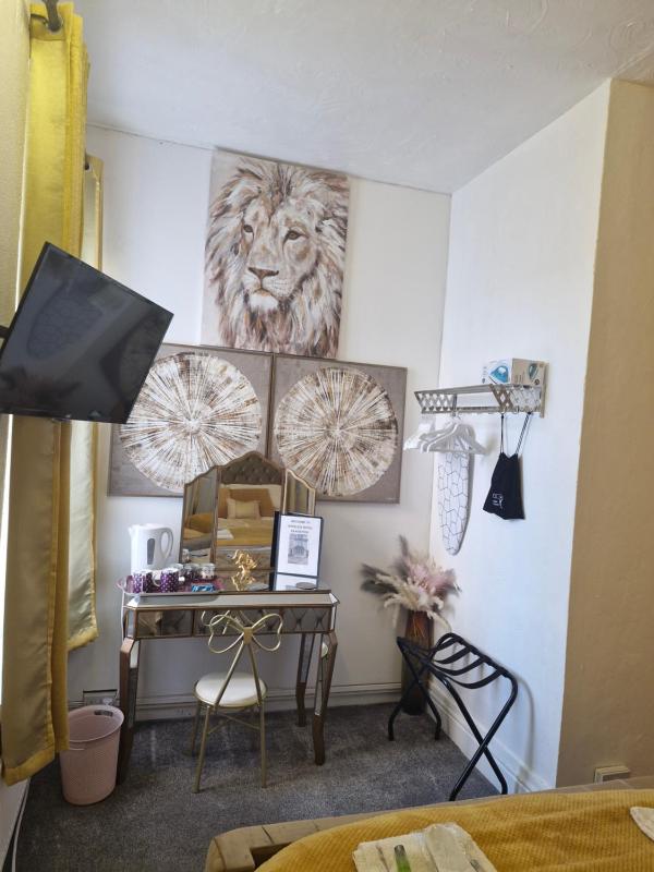 Deluxe King Room image 3