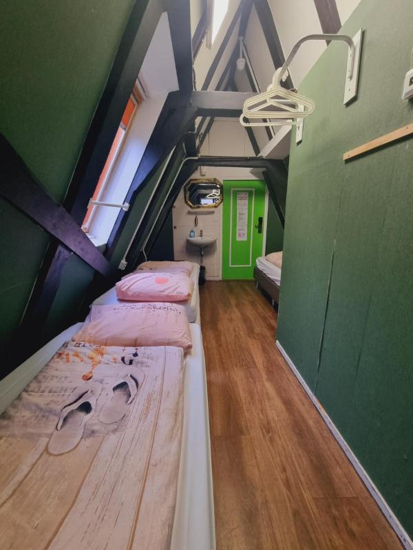 Basic Triple Room with Shared Bathroom image 3