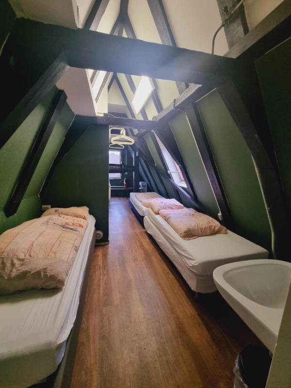 Basic Triple Room with Shared Bathroom image 4