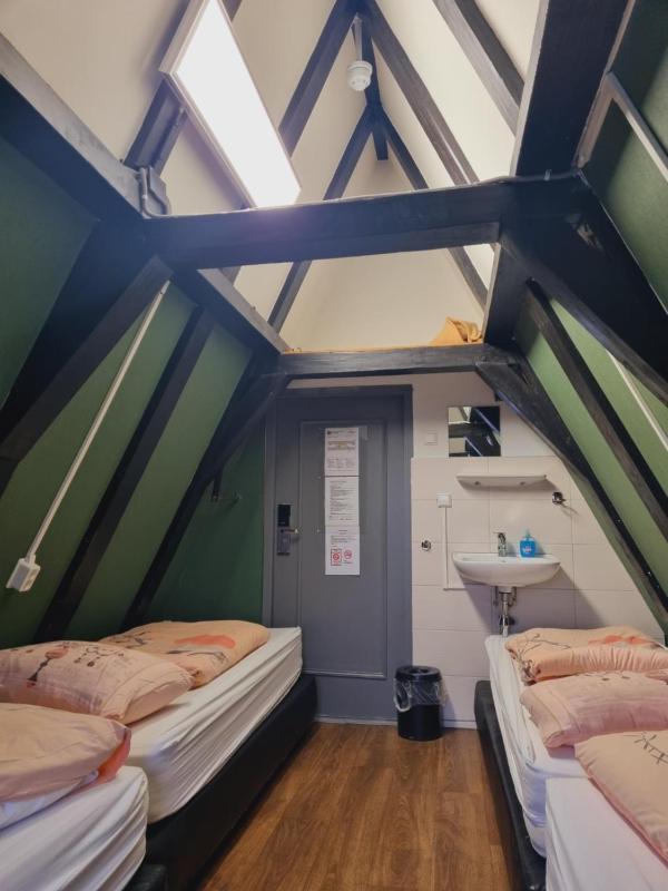 Quadruple Room with Shared Bathroom image 3