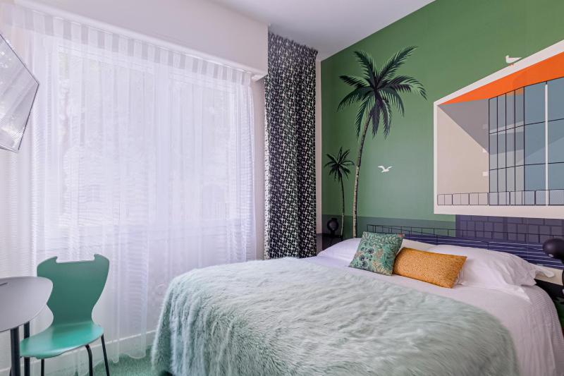 Single Room (Big bed) with Garden View image 3