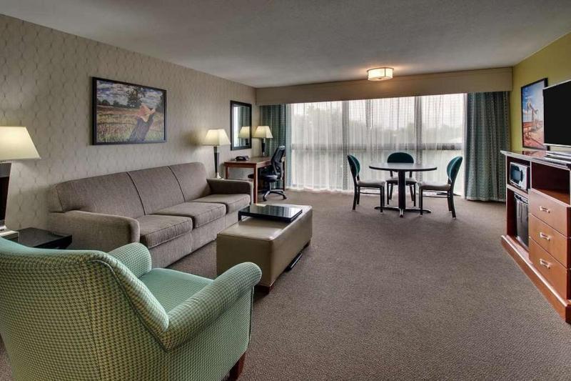 One-Bedroom Deluxe King Suite - Non-Smoking image 3