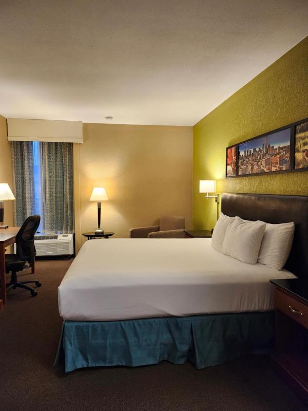 King Room with Mobility/Hearing Access and Roll-In Shower, Non-Smoking image 4