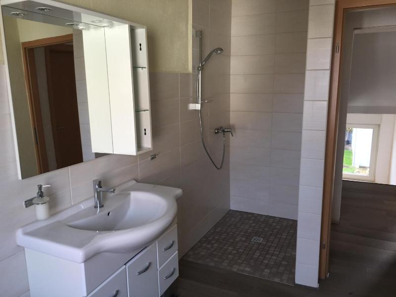 Apartment with Shower image 3