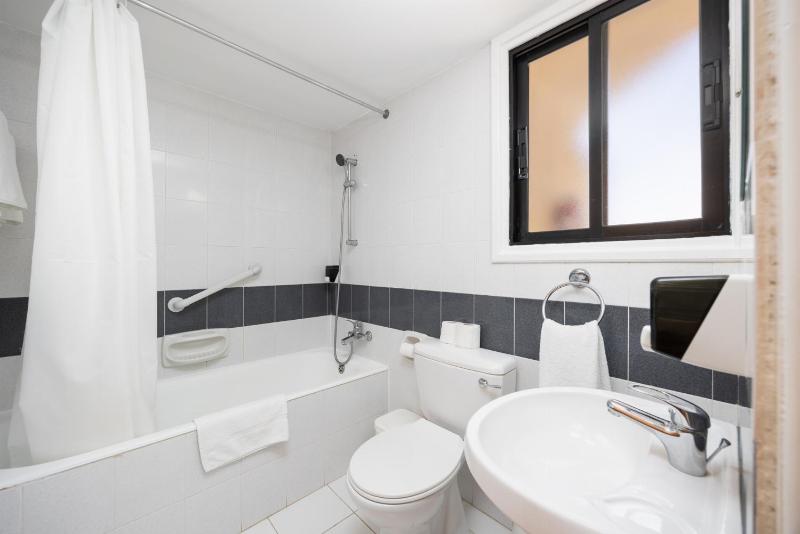 One-Bedroom Apartment with Garden View image 2