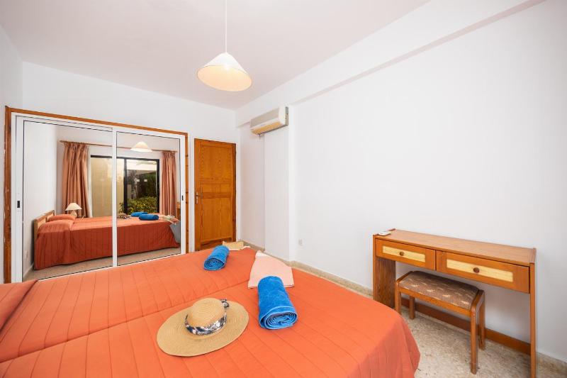 One-Bedroom Apartment with Sea View image 4